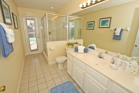 Bathroom 2 with Access to the Pool
